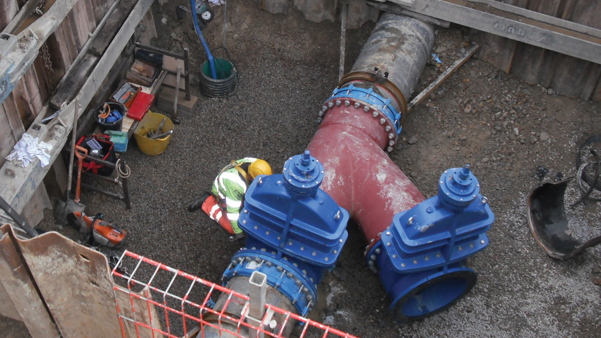 Crowlas syphon main connection within sheets and frames supported excavation - Courtesy of SWW Delivery Alliance H5O