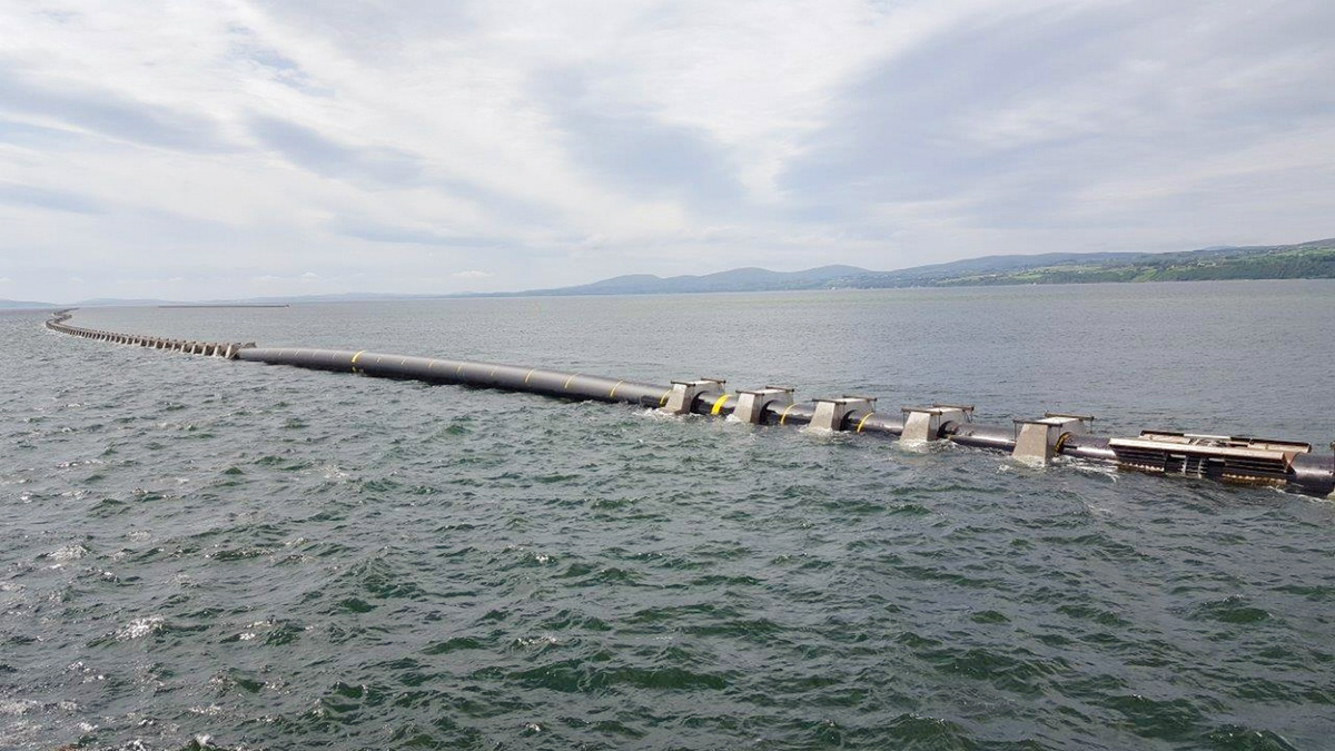 Pipe being assembled in Lough Foyle - Courtesy of United Utilities