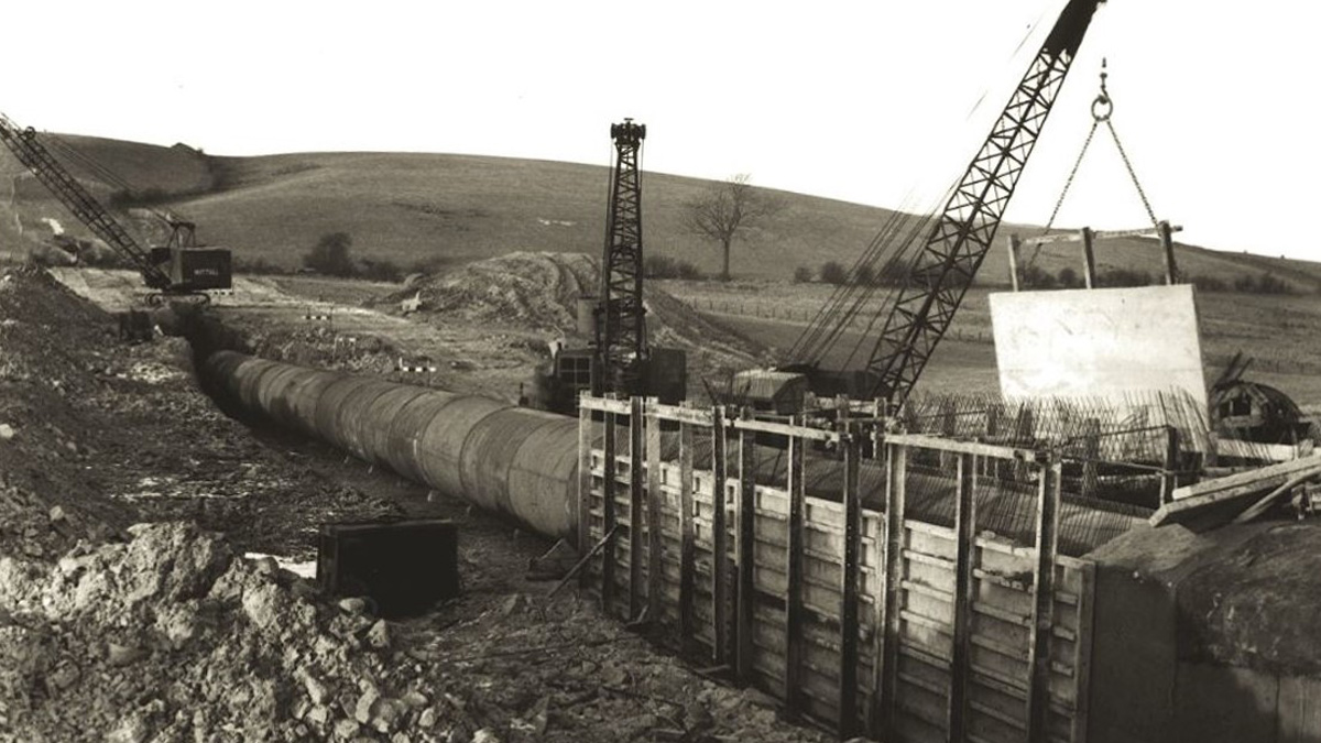 Construction of the existing aqueduct in the 1950s at the new connection site – Courtesy of United Utilities
