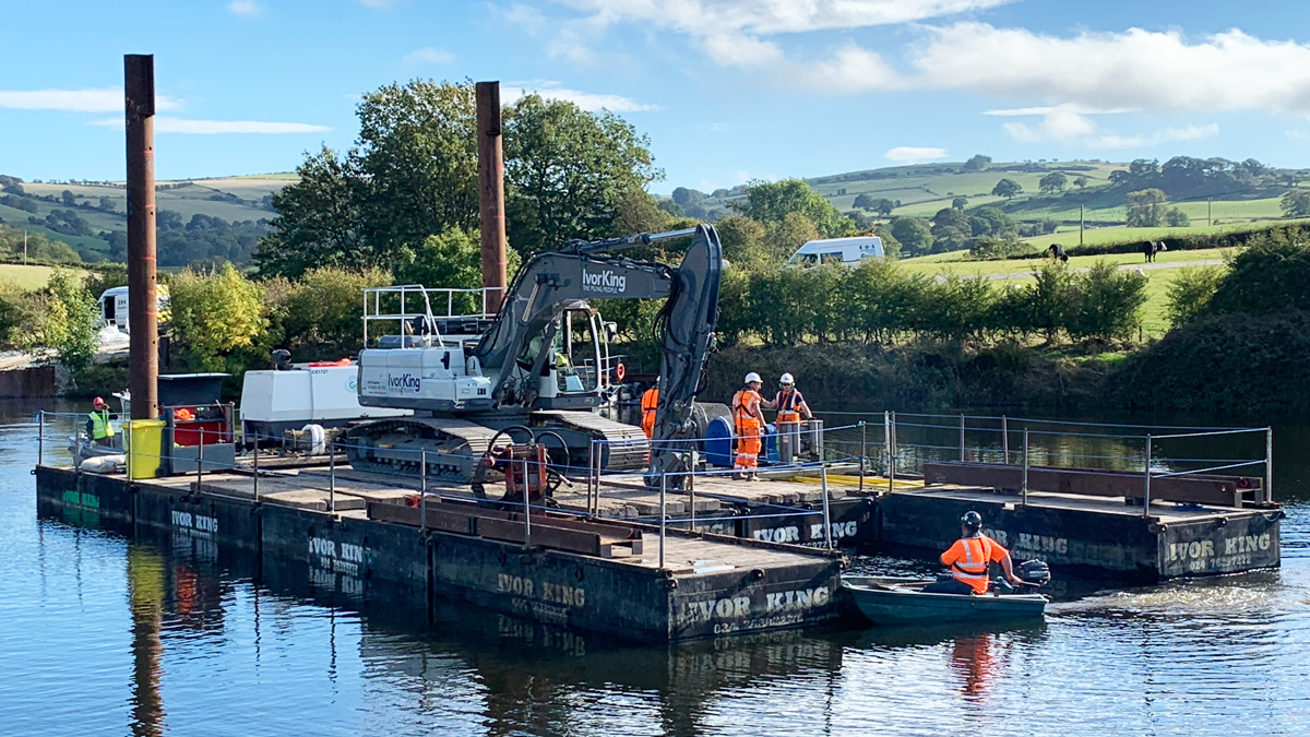 Barge used to complete the piling - Courtesy of Skanska