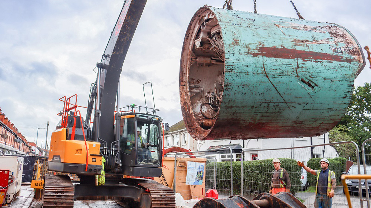 Tunnelling shield lifted out of reception shaft - Courtesy of NI Water and GEDA Construction