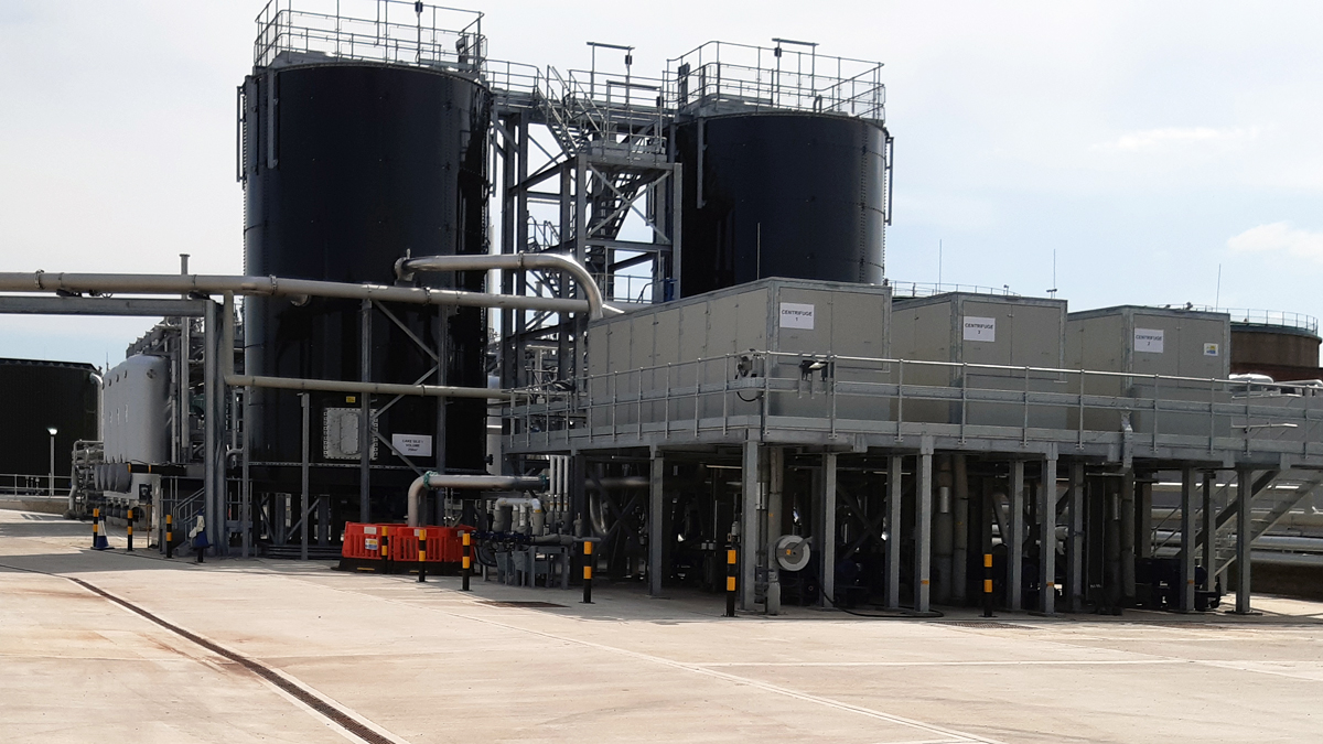 Pre-thermal hydrolysis dewatering plant with cake storage silos behind - Courtesy of MMB