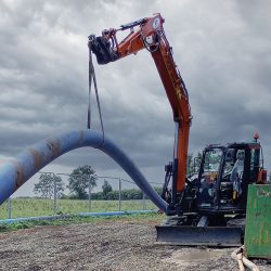 13 tonne excavator lifting pipe during pulling - Courtesy of Farrans/Glanua Group JV