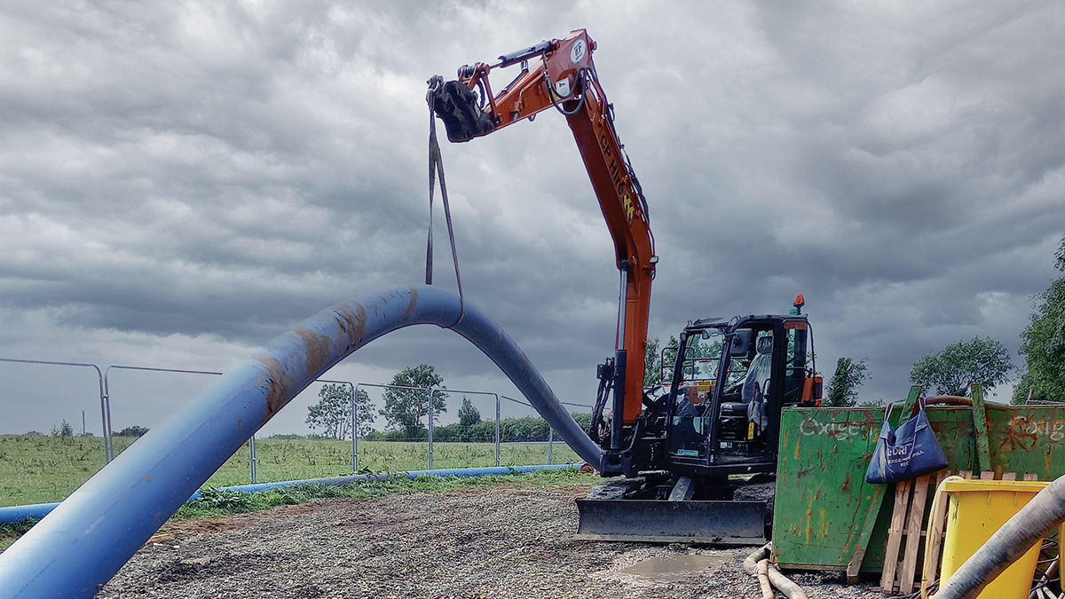 13 tonne excavator lifting pipe during pulling - Courtesy of Farrans/Glanua Group JV