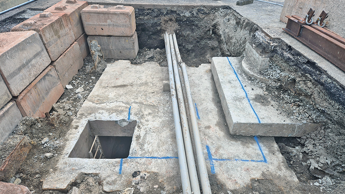 Complexities at manhole entry point, including utilities and adjacent chamber slab - Courtesy of ARUP