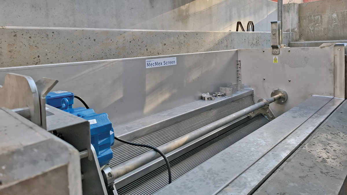 liquo Hydrok MecMex screen installed on removable guide rails within CSO channel - Courtesy of Ward & Burke