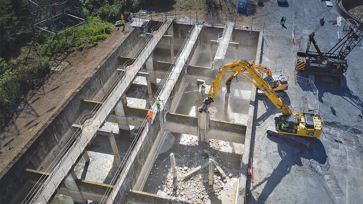 Demolition of the existing walkways and baffle walls within Aeration Tank 1 - Courtesy of Murphy/Dawson WAM JV